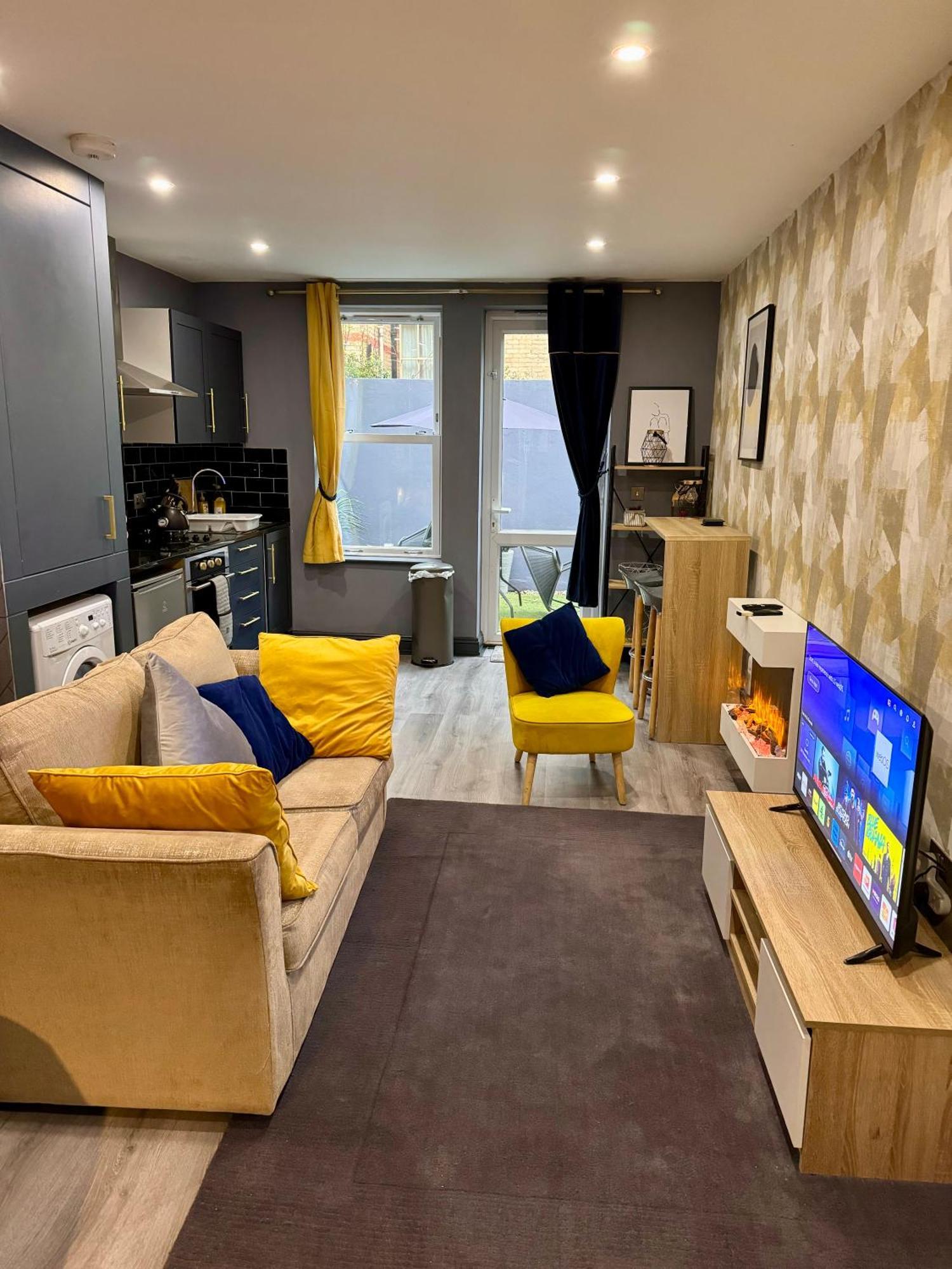 Stylish Flat With Private Patio Apartment