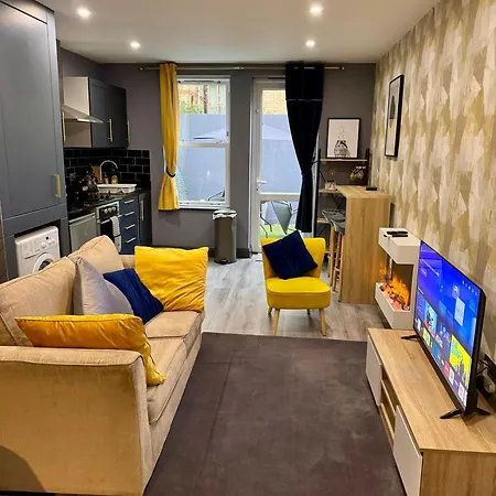 Stylish Studio Flat With Private Patio Bournemouth Exterior photo