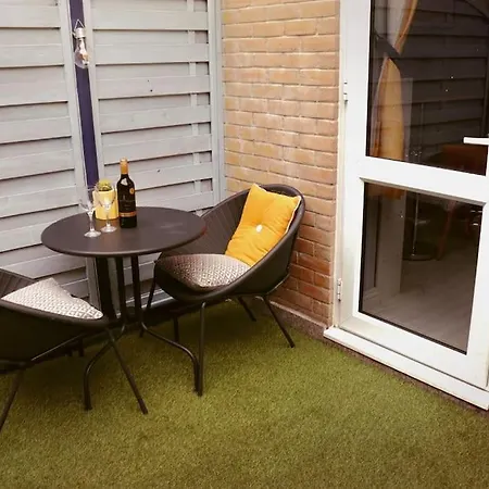 Stylish Studio Flat With Private Patio Bournemouth Exterior photo